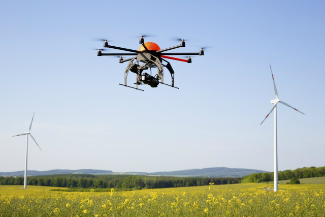 Dron realizando vuelo de reconocimiento