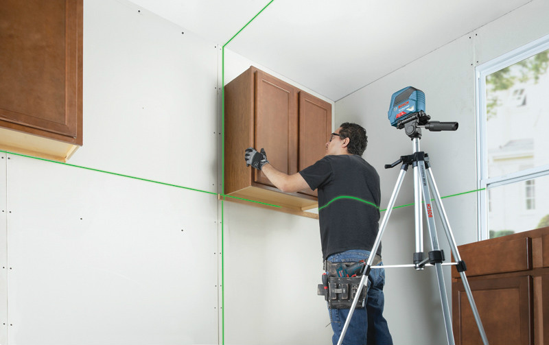 Instalación de muebles con nivel láser lineas verde