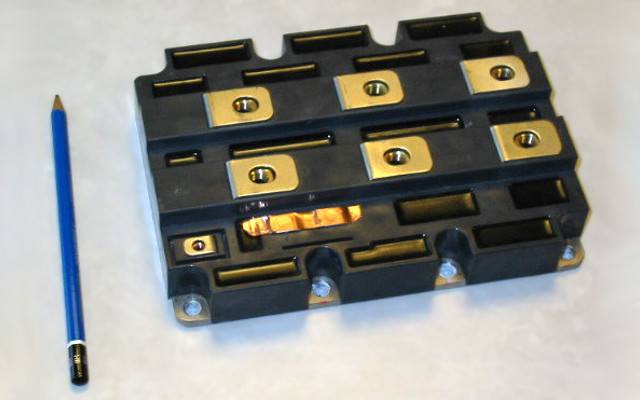 Un transistor bipolar de puerta aislada de 3000A. Fuente: Commons Wikimedia.