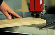 ¿Cómo elegir una máquina sierra sin fin de banco para cortar madera?